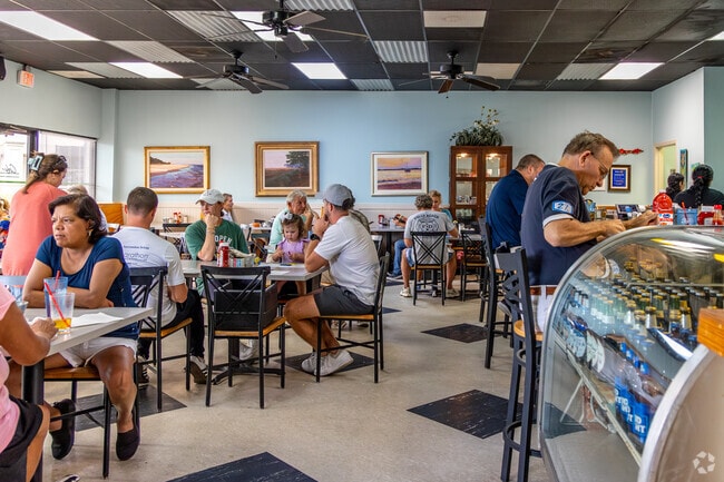 Indigo Run residents head to Plantation Cafe and Deli for a delicious lunch.