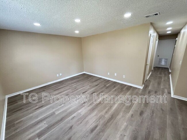 467 Lombard St unit 467 Lombard St 2C, Orange Park, FL 32073 - photo 3