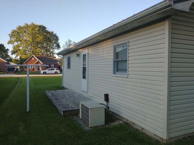 303 W Wernsing Ave, Effingham, IL 62401 - photo 3