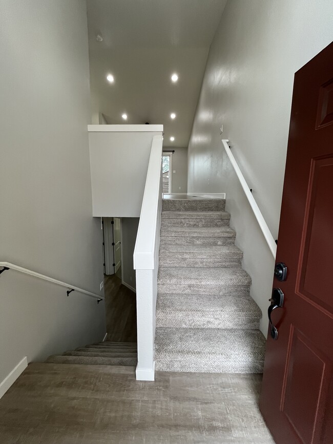 607 W 1st St, Newberg, OR 97132 - photo 2