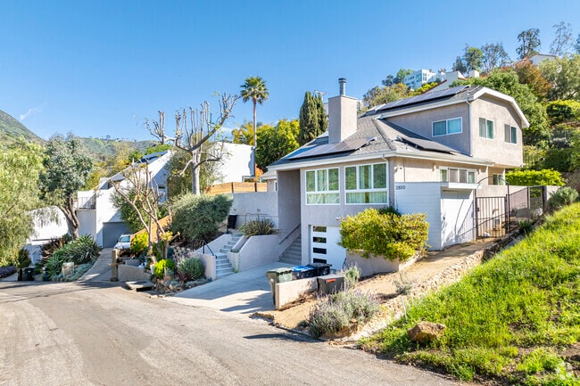 Most of the homes in El Nido are contemporary style with some mediterranean.