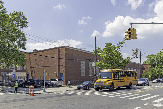 The Junior High School 127 Castle Hill is an above average, public school located in BRONX, NY.