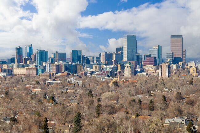 Those prioritizing access to urban amenities, charming streetscapes love living here.