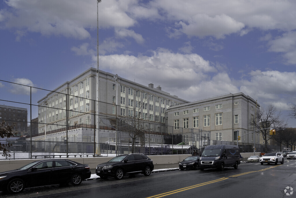 Bronx High School of Business has a student teacher ratio of 10.8 to 1.