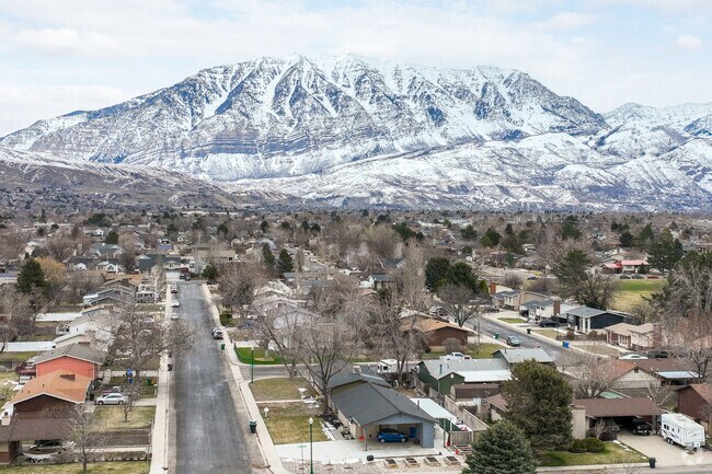 Homes and Cascade Mountain in Bonneville neighborhood, Utah.