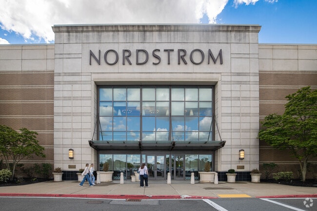 Burlington Mall is known to be the most popular shopping mall in Massachusetts.