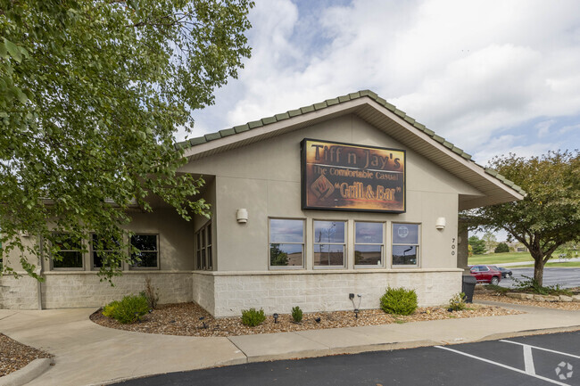 Tiff N Jay's provides lunch and dinner service in a casual sports bar and grill atmosphere.