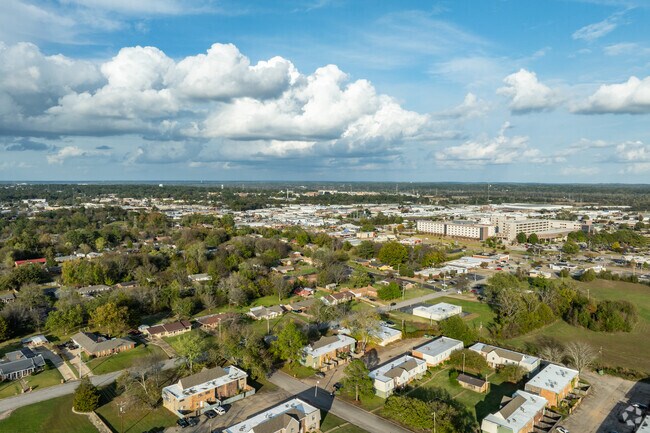 Lee Acres is located about 5 minutes from Tupelo's downtown.