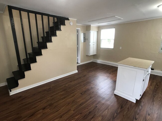 1122 E 37th St, Savannah, GA 31404 - photo 5