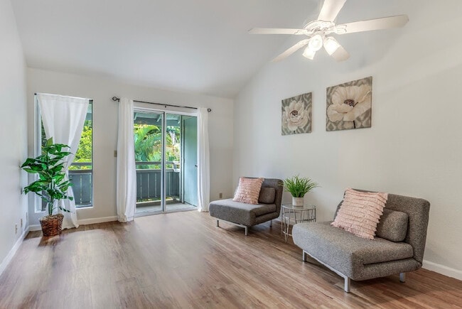 Living room (vaulted ceiling)