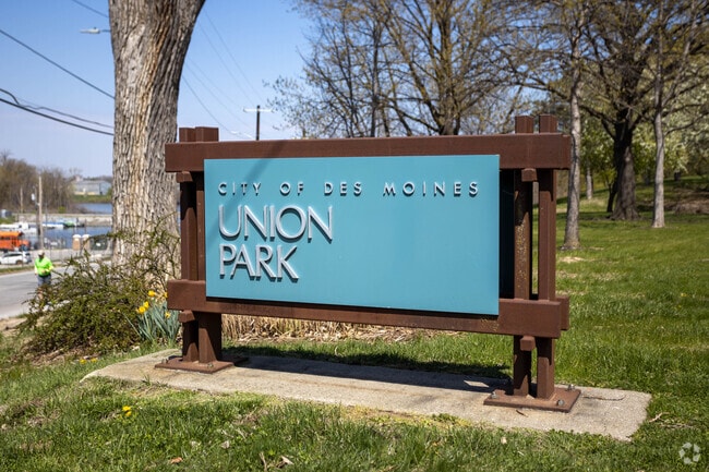 Beautiful Union Park is the neighborhood's historic namesake park.