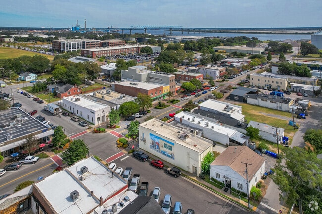 Park Circle has great local eateries, bars, and shops that residents enjoy in North Charleston.