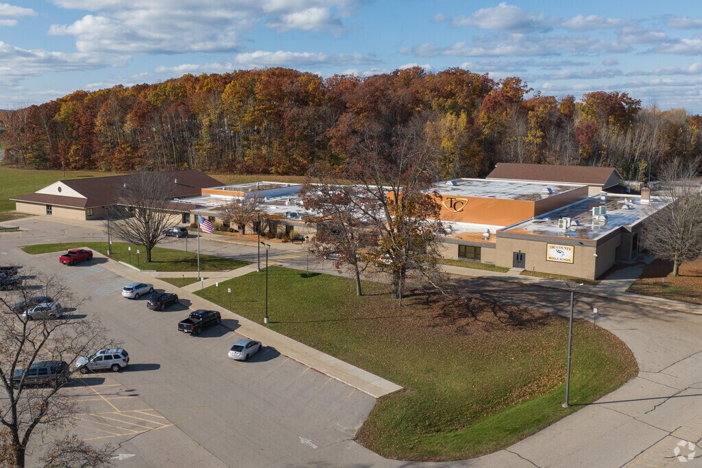 Tri County Middle School averages 390 students with a 18 to 1 student teacher ratio.