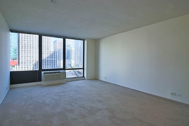 240 E Wacker Dr, Chicago, IL 60601 - photo 2