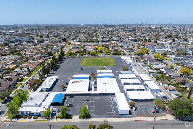 153rd St Elementary School offers a dual language Spanish immersion program for students.