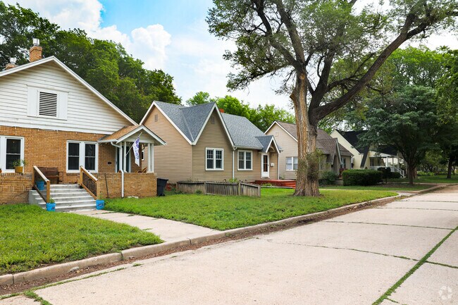 This are a wide variety of home styles available throughout North Riverside.
