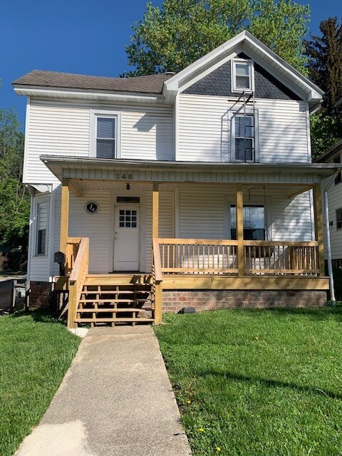 246 E State St, Athens, OH 45701