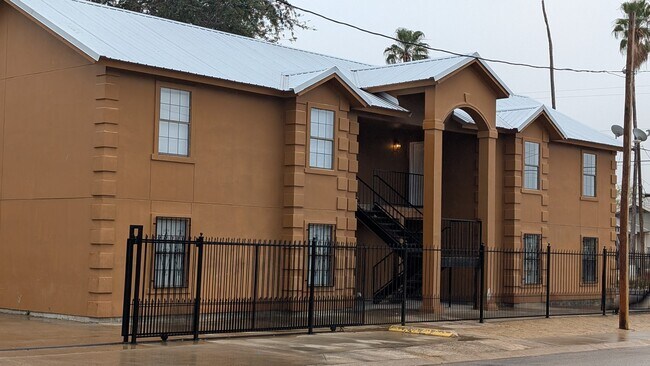 1001 Market St unit 3, Laredo, TX 78040 - photo 3