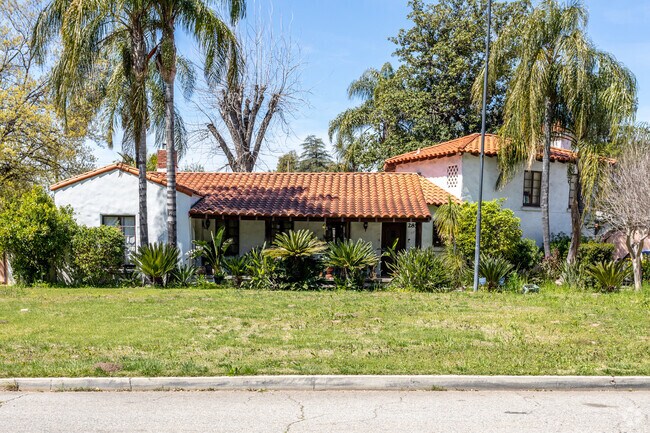 The bright green of palm trees and pale red of tile roofs blend masterfully in Muscupiabe.