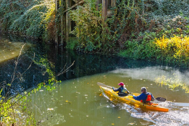 Brickyard Road-Queensgate offers quick access to Sammamish River activities.