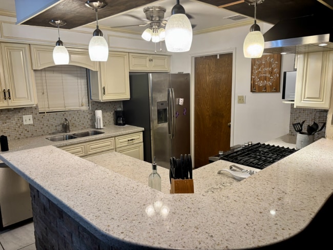 9319 Rentur Dr unit 9319 Primary Suit, Houston, TX 77031 - photo 3