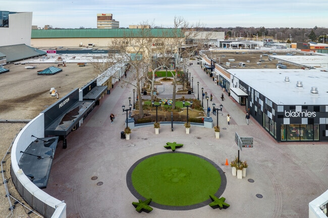 Old Orchard Shopping Center offers a fine selection of shops and restaurants in Barcelona.