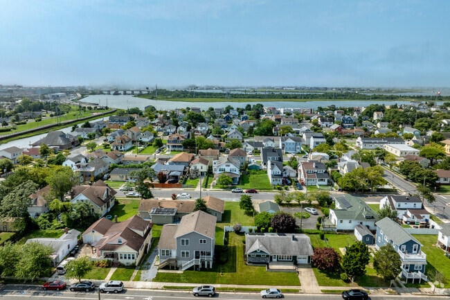 The homes in Venice Park, NJ, blend contemporary features with classic suburban charm.