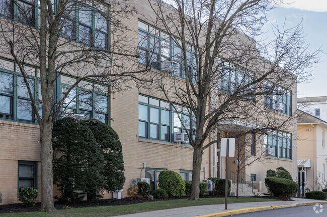 The student-teacher ratio at Notre Dame Academy in Palisades Park, NJ is 14-1.