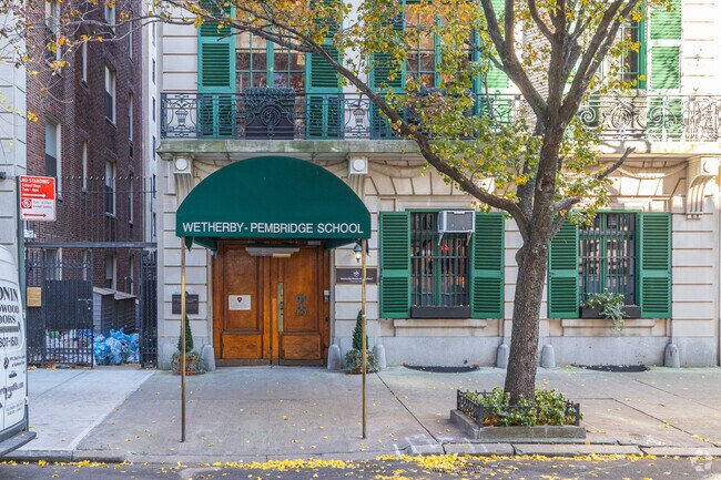 Wetherby Pembridge School is nearby Central Park.