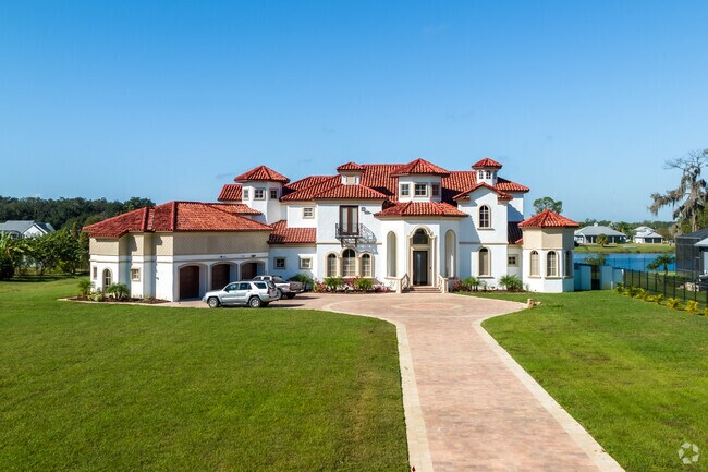 Estate Homes offer large plots of land with homes sized upward of 5,000SF in Dover.