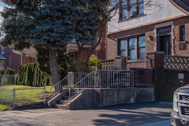 The companion building to the Yeshivah Gedolah of Bayonne is easily accessible by faculty.