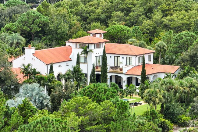 If you are looking to purchase a mansion, look no further you will have it in Bear`s Club.