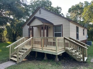 521 County Road 192, Liverpool, TX 77577