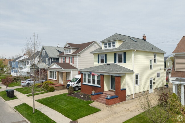 The median year built for homes in Kenmore is 1928.