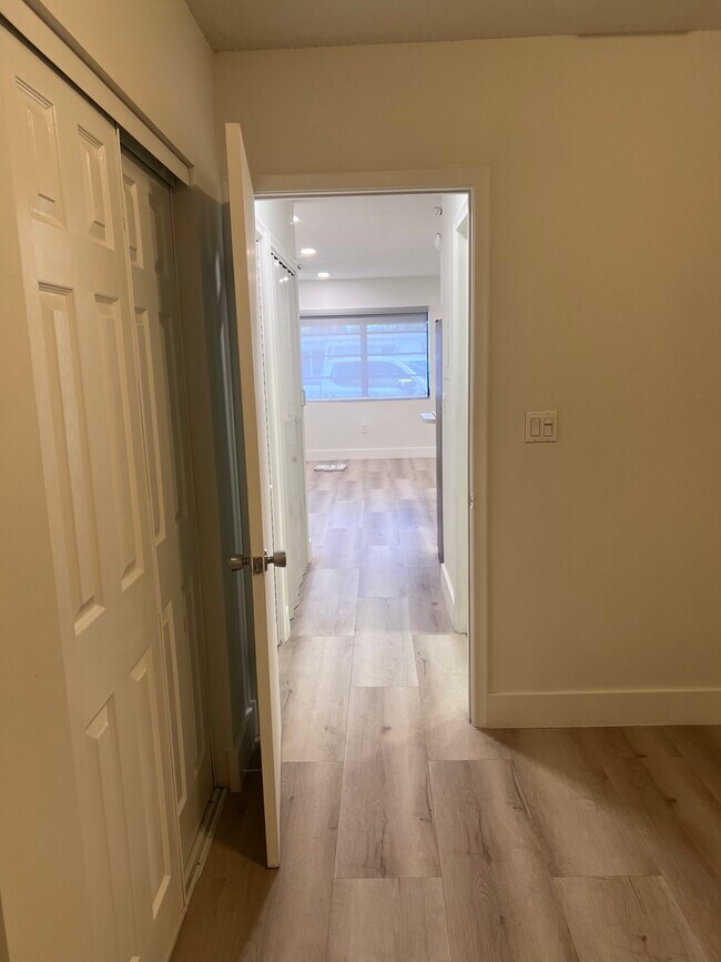 Bedroom/Hallway