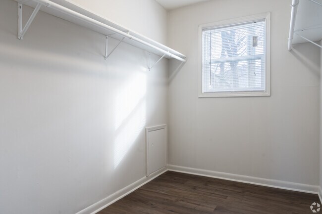 1 Bed room - Master Closet