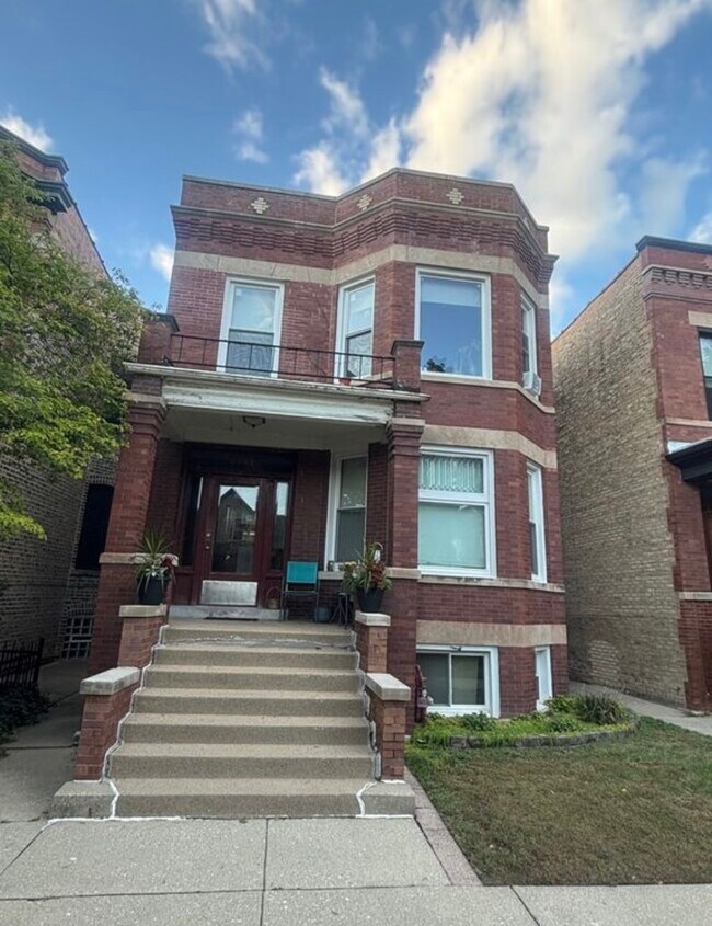 2042 W Hutchinson St Unit 2, Chicago, IL 60618