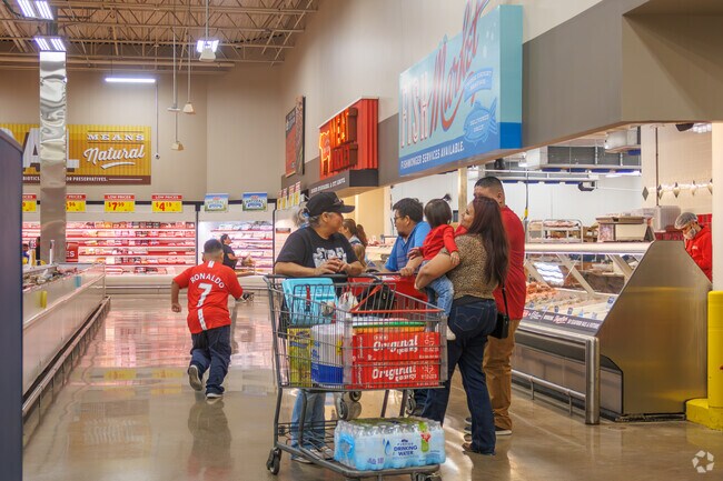 HEB near Eidson Road is a great destination for your weekly shop.