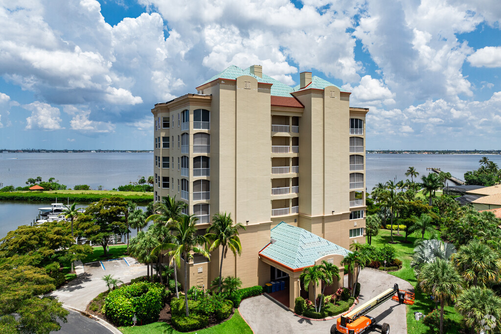 Harbour Isle Yacht And Racquet Club