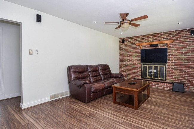 9310 Radio Dr, Saint Louis, MO 63123 - photo 4