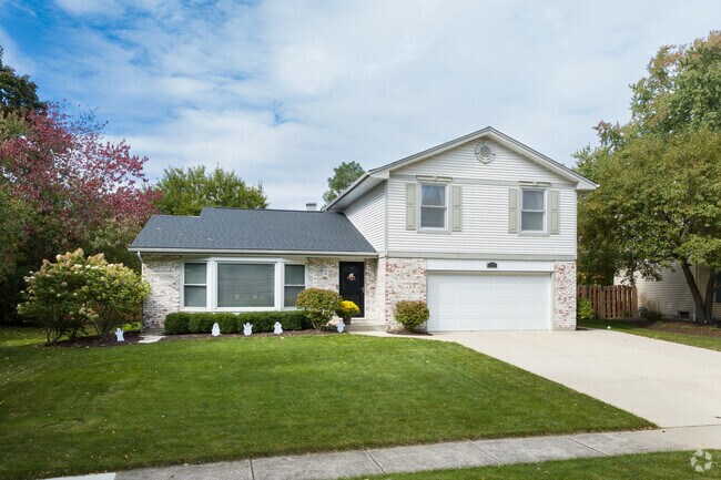 This split-level house is a great example of how the homes of Greentree are well-cared for.