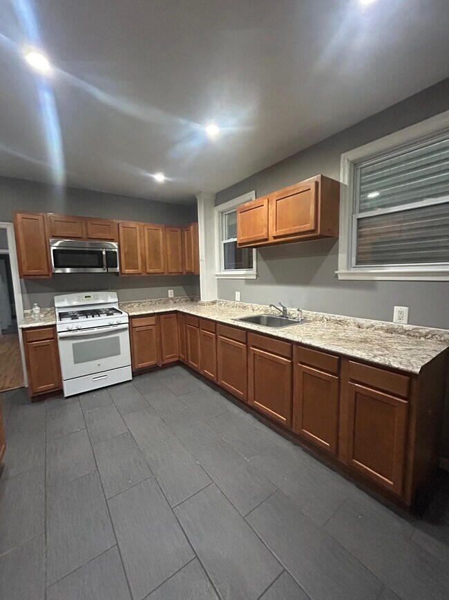 244 4th St, Newark, NJ 07107