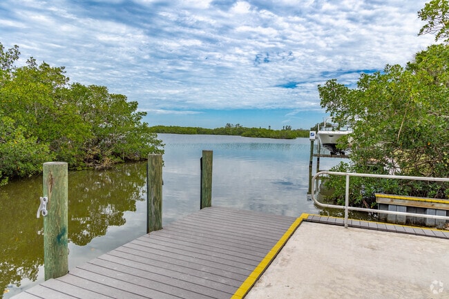 In Vamo you can find waterfront parks with kayak launches.