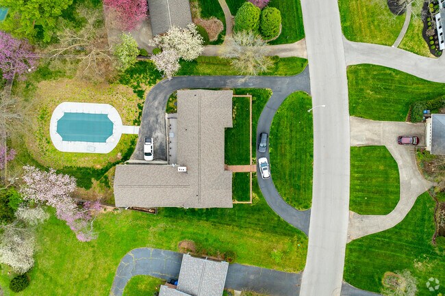 Some homes in Shadeland feature horseshoe driveways.