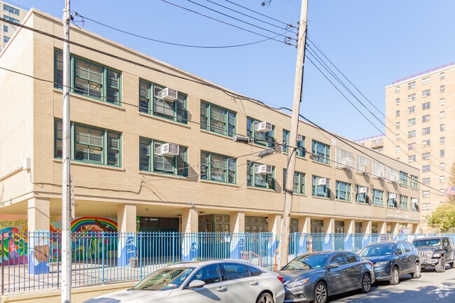 PS 288 Shirley Tanyhill has a students-teacher ratio of 11 to 1.