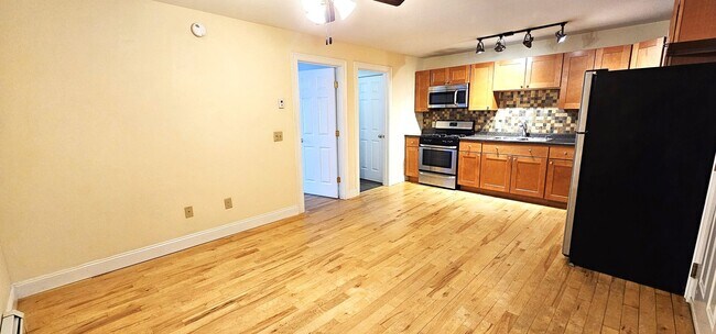 51 N Champlain St unit 6, Burlington, VT 05401 - photo 2