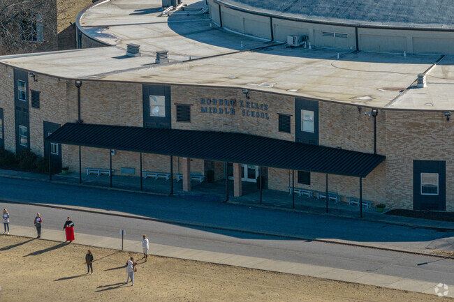Robert E. Ellis Middle School educates students in grades 6-8.