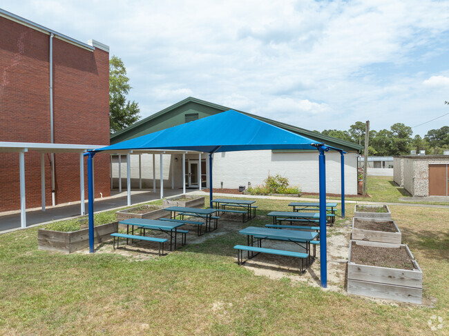 Outdoor lunch is an option at Lake Forest Academy.