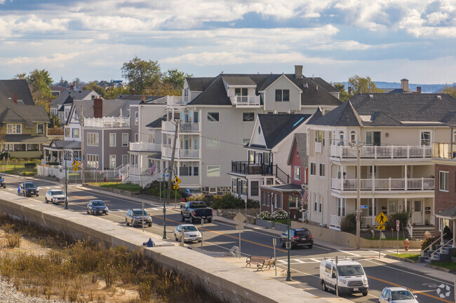 Several different styles of homes line the waterfront within Winthrop Beach.
