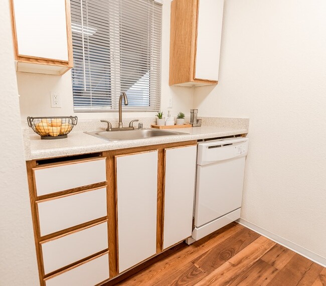 Fife Apartments - The Lakes at Fife Apartments - Kitchen